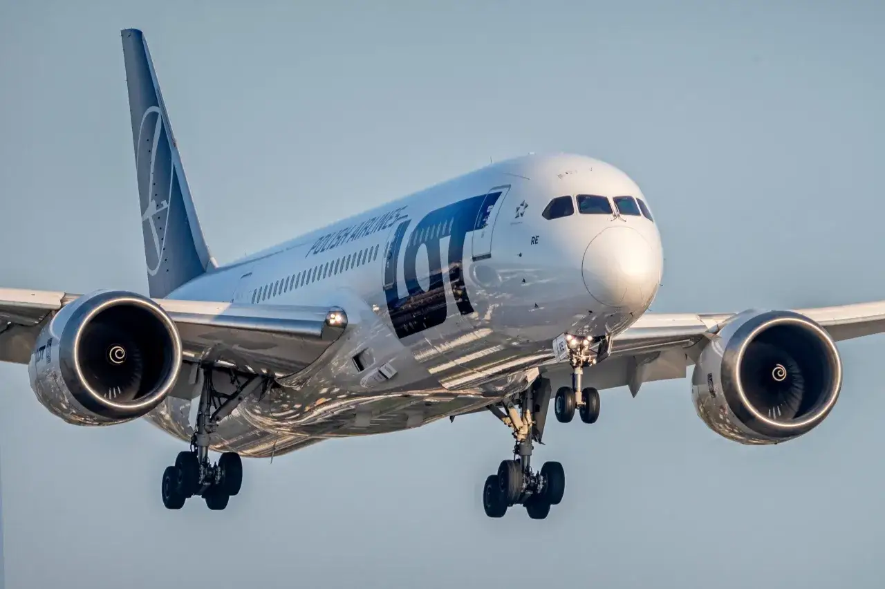 Samolot LOT-u z wysuniętym podwoziem, gotowy do lądowania. Zastanawiasz się, ile trwa lot do Albanii z Gdańska?