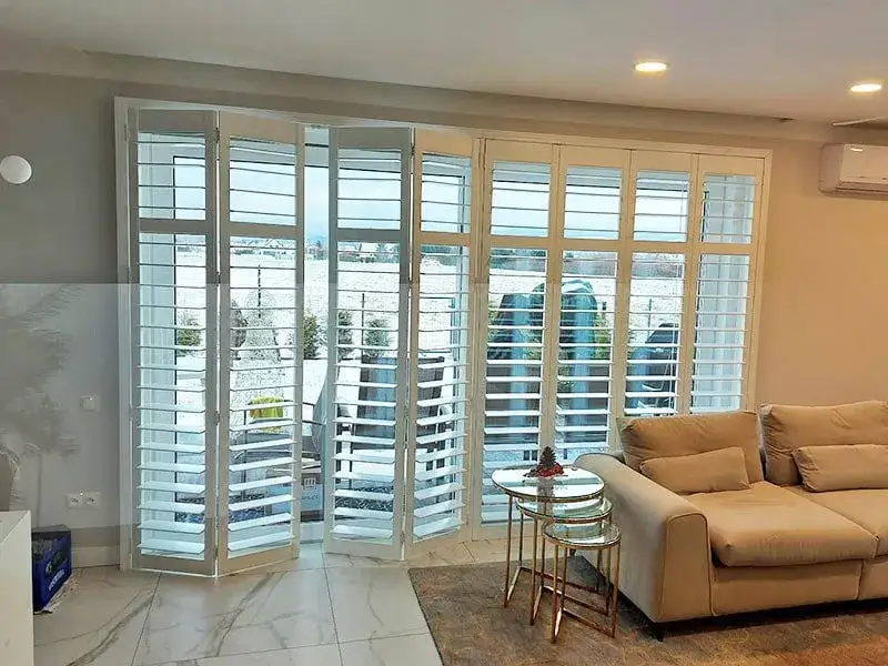 Shuttersy wewnętrzne w nowoczesnym wnętrzu