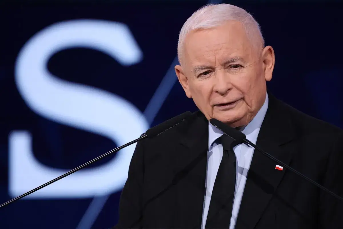 Jarosław Kaczyński, lider partii Prawo i Sprawiedliwość, przemawia. Kto założył PiS? On i jego brat.