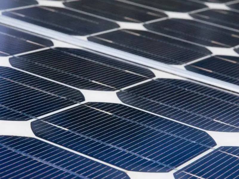 Grafika przedstawiająca różne typy paneli fotowoltaicznych (krzemowe, perowskitowe) i zastosowania (agrofotowoltaika, pływające farmy)