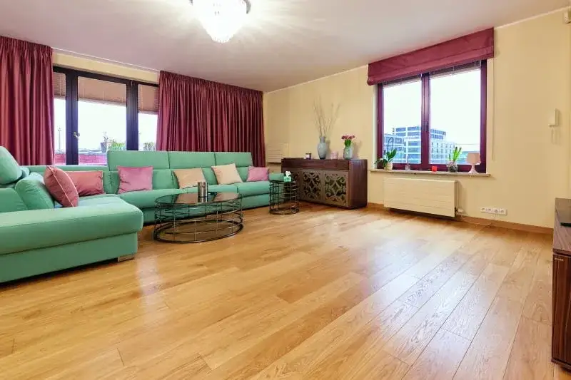 Inspiracje wnętrz z dopasowanymi kolorami ścian do mebli i podłóg