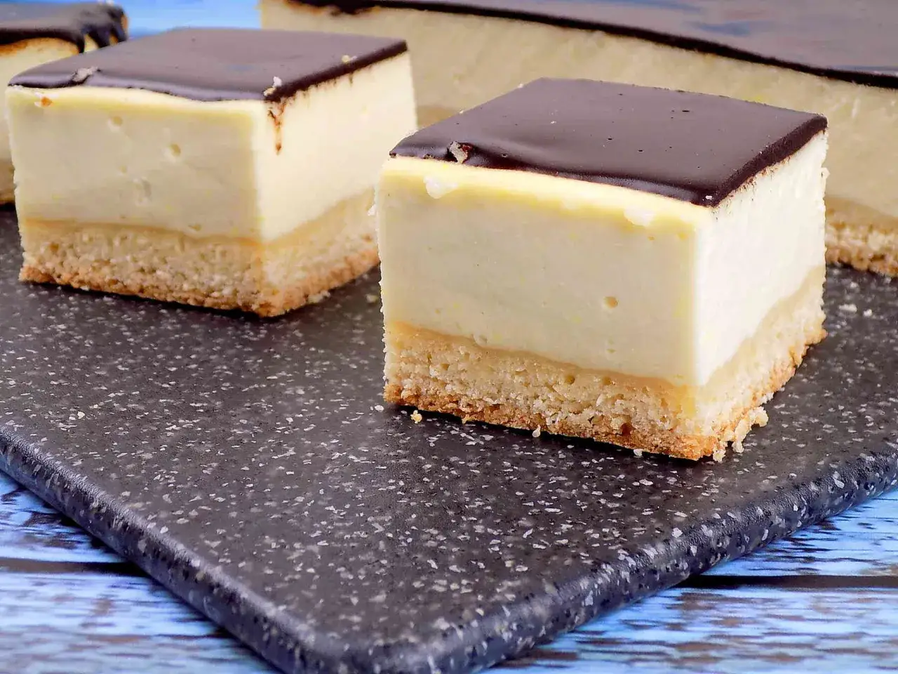 Sernik na kruchym spodzie z polewą czekoladową. Idealny do pieczenia w temperaturze 170°C.