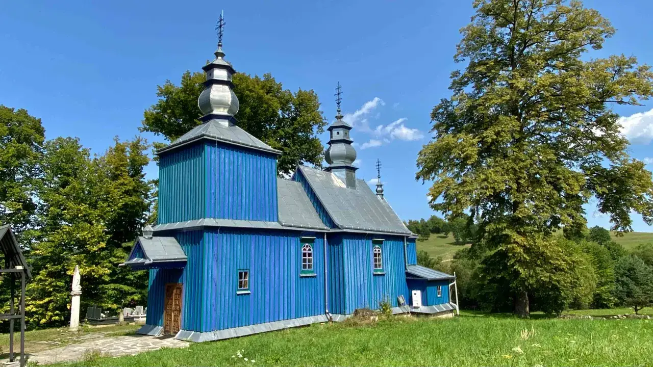 Drewniana, błękitna cerkiew na Podkarpaciu. Idealne miejsce, by poczuć ducha historii i zastanowić się, co zwiedzić na Podkarpaciu.
