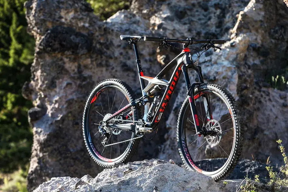 Zdjęcie Co to enduro rower? Poznaj jego cechy i zastosowanie w kolarstwie