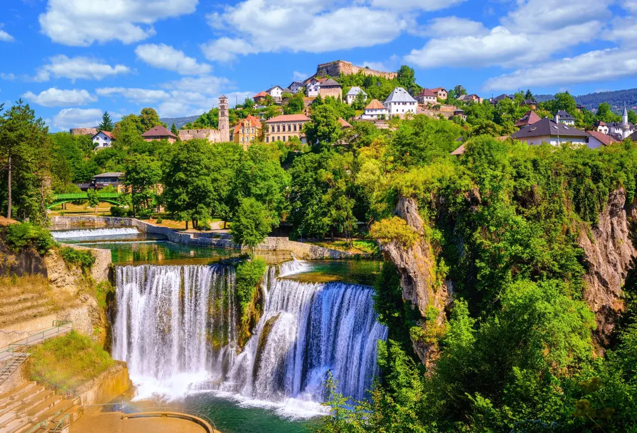 Jajce wodospad w mieście