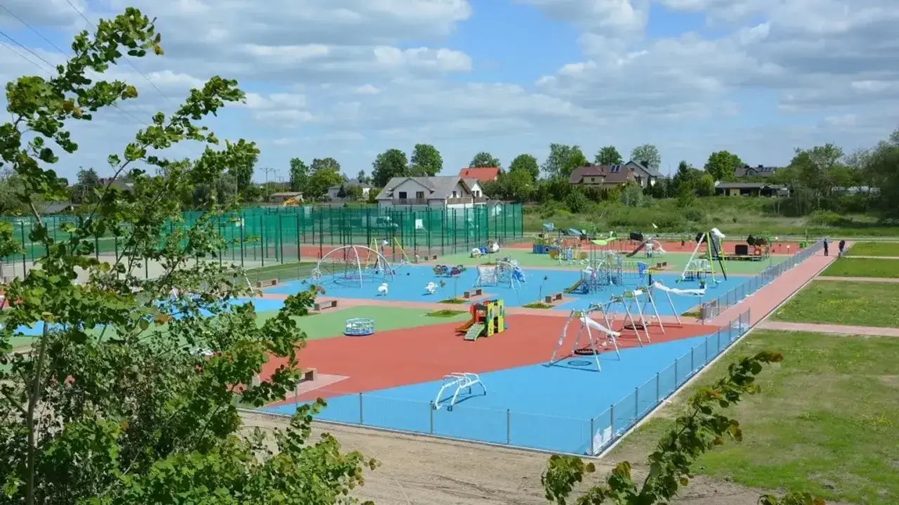 Nowoczesny plac zabaw w żwirowni międzyrzec podlaski z kolorowymi nawierzchniami i mnóstwem atrakcji dla dzieci.