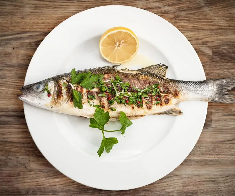 świeże zioła i cytryna do ryb