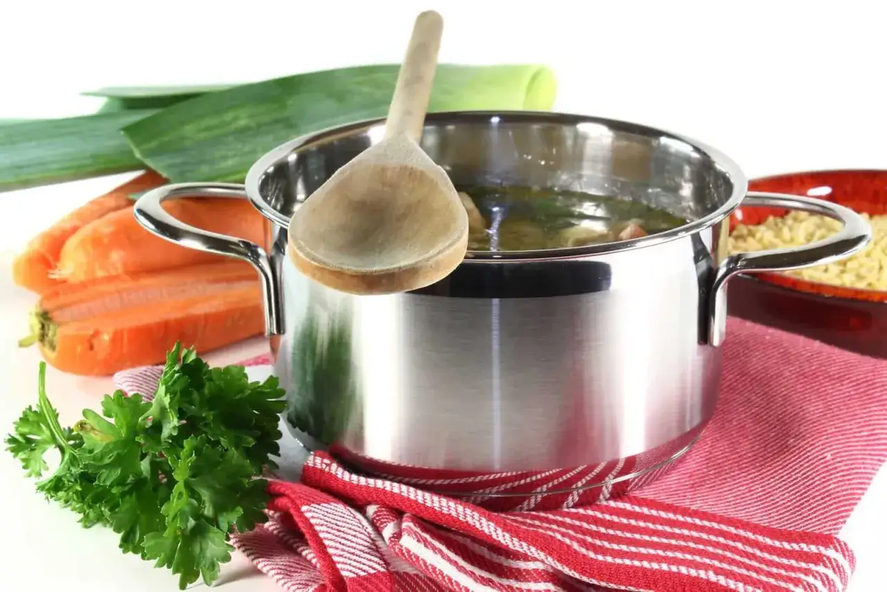 Garnek rosołu z widocznymi szumowinami