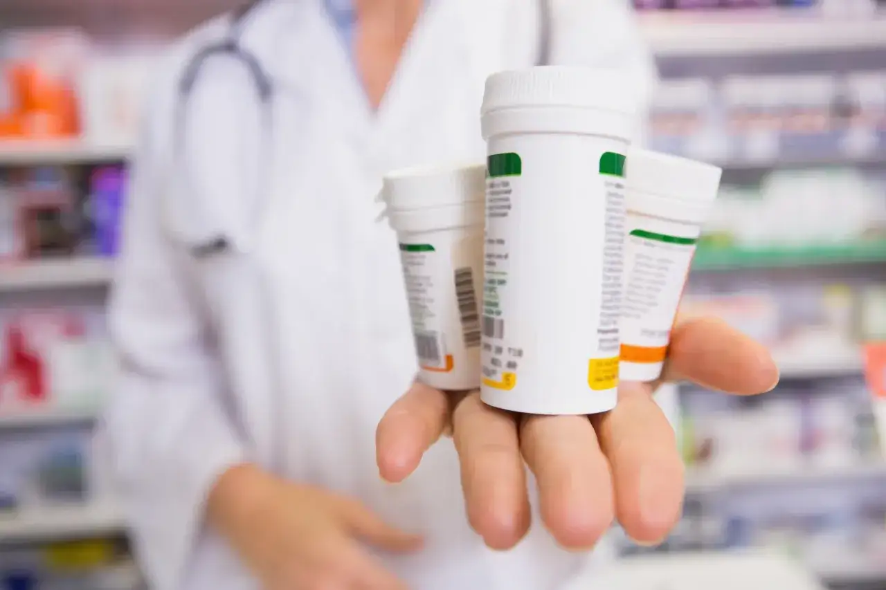 Farmaceuta prezentuje leki na receptę. Dowiedz się, co to jest recepta farmaceutyczna i jak ją uzyskać.