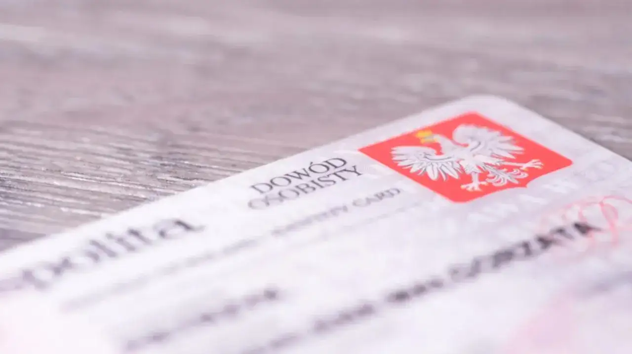 Dowód osobisty z godłem Polski. W razie zgubienia lub kradzieży, dowiedz się, jak zablokować dowód osobisty, by chronić swoje dane.