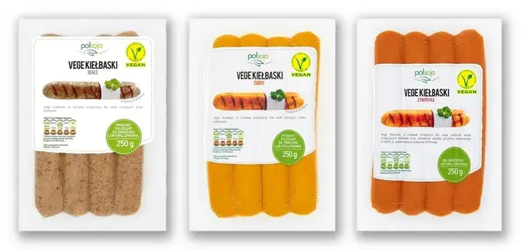 r&oacute;żne rodzaje wegetariańskich kiełbas w supermarkecie