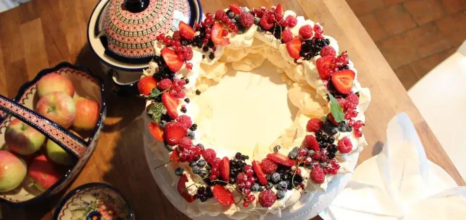 tort z owocami wieniec obfitości i półksiężyc