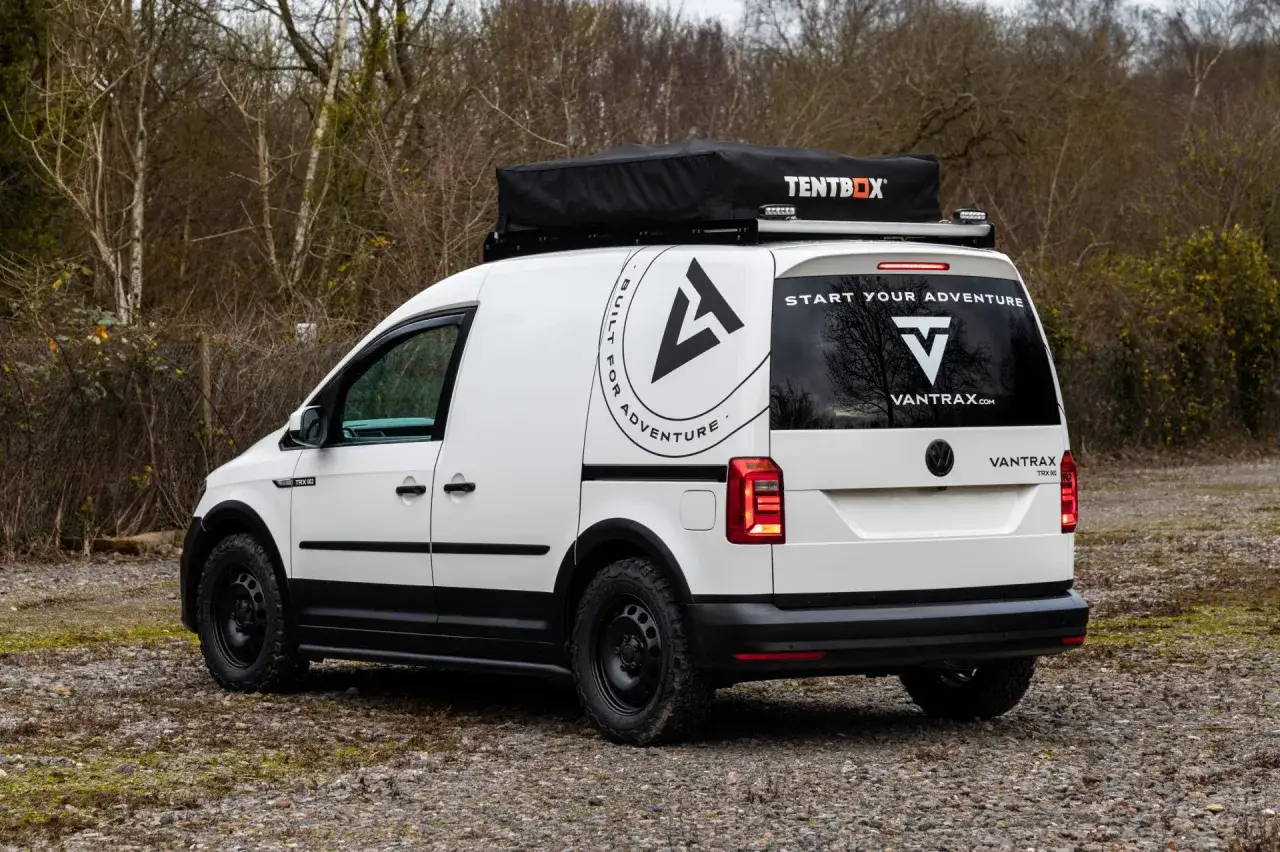 Biały caddy kamper z namiotem dachowym Tentbox i naklejkami 