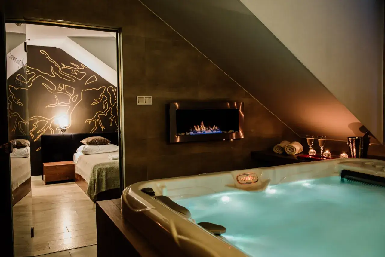 luksusowy pok&oacute;j hotelowy jacuzzi kominek