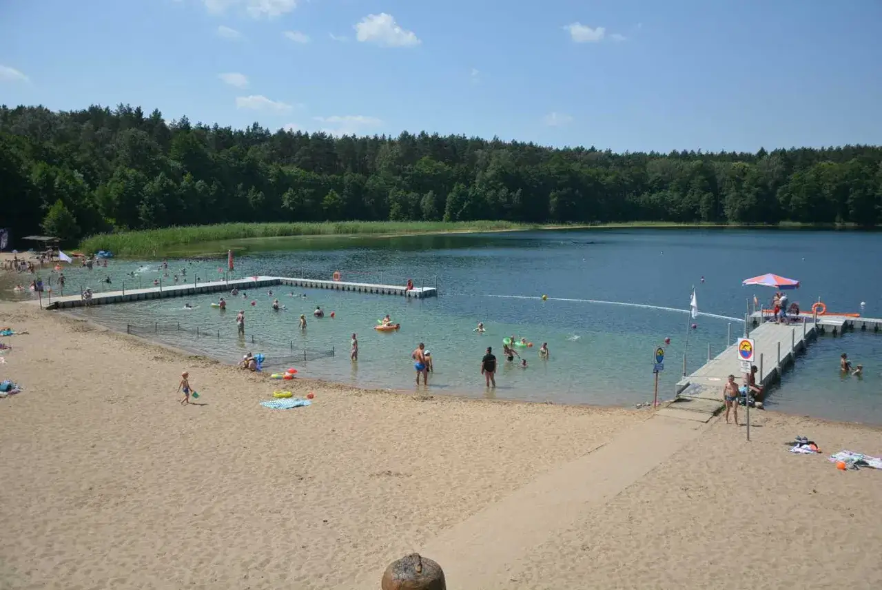 Jezioro Płotki plaża i woda