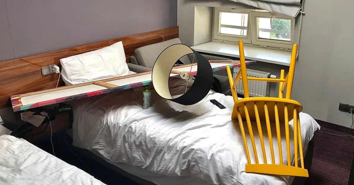 Głośna impreza w pokoju hotelowym i interwencja obsługi