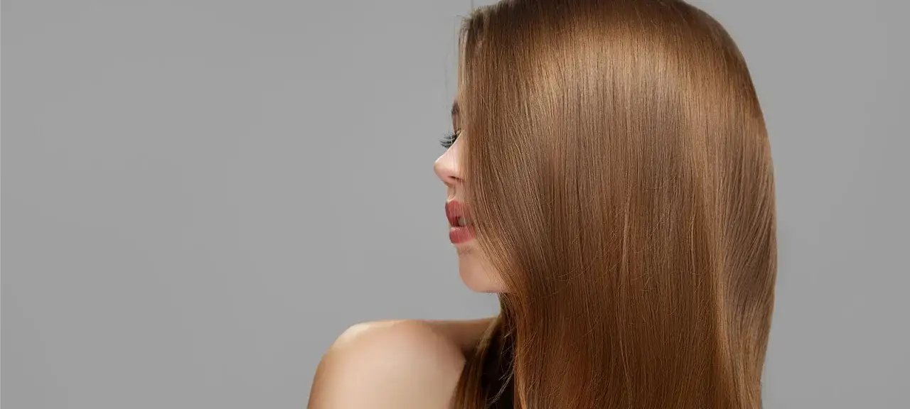 Lśniące, gładkie włosy po domowej laminacji. Efekt jak z salonu, bez wychodzenia z domu.