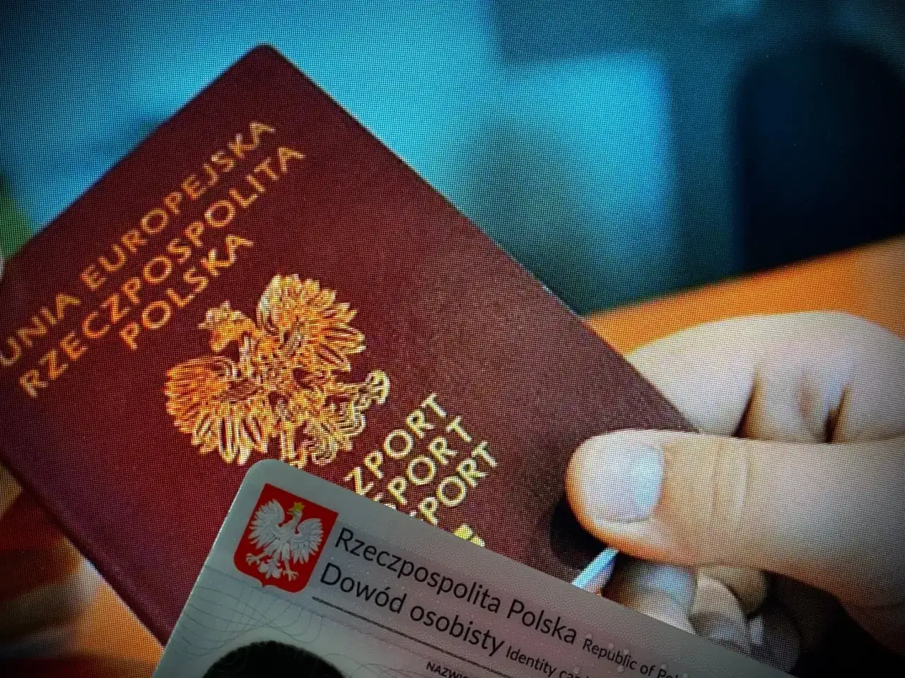 Paszport i dowód osobisty. Brak dowodu osobistego za granicą konsekwencje mogą być poważne, np. problemy z identyfikacją.