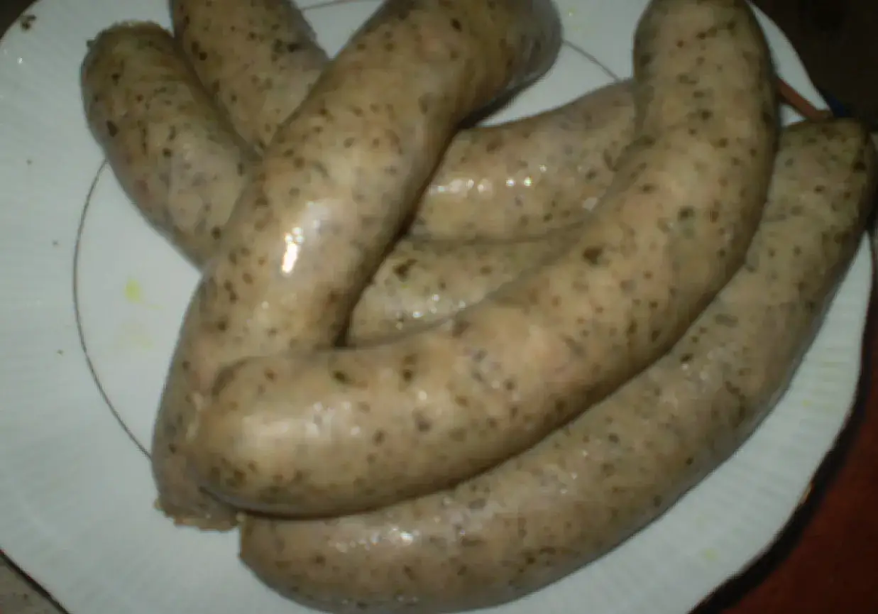 Przekrojona biała kiełbasa gotowa