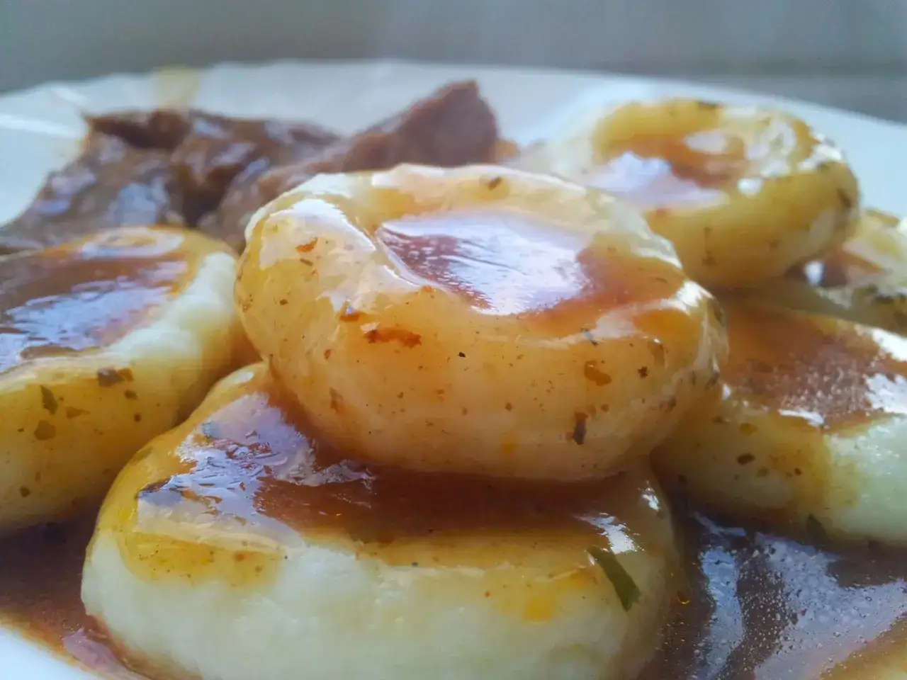 Pyszne kluski śląskie polane sosem. Zastanawiasz się, co zamiast mąki ziemniaczanej do klusek śląskich? Oto pyszna alternatywa!