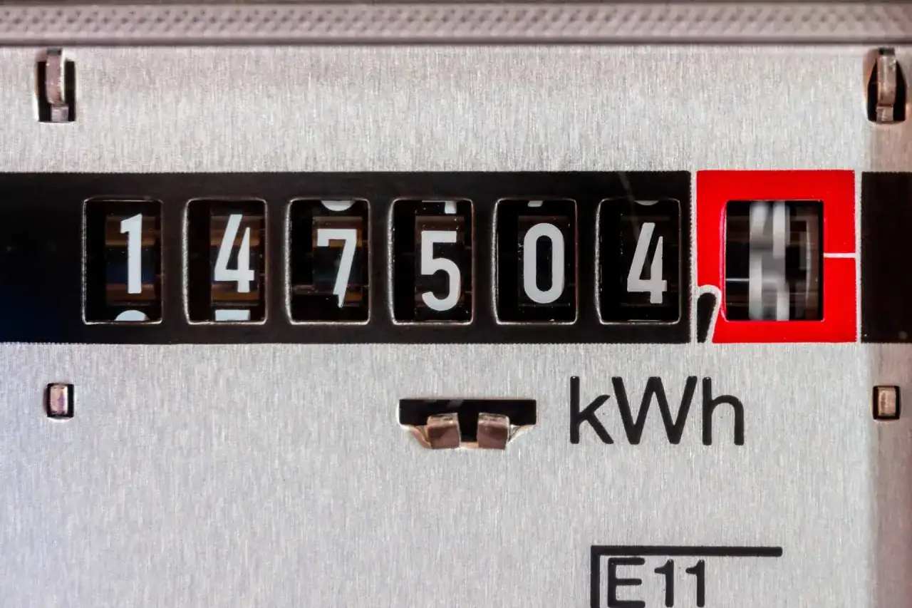 Kody licznika energii elektrycznej: 147504 kWh. Widoczny mechaniczny licznik pokazuje zużycie prądu.