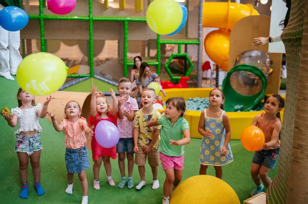 dzieci bawią się w nowoczesnej sali zabaw