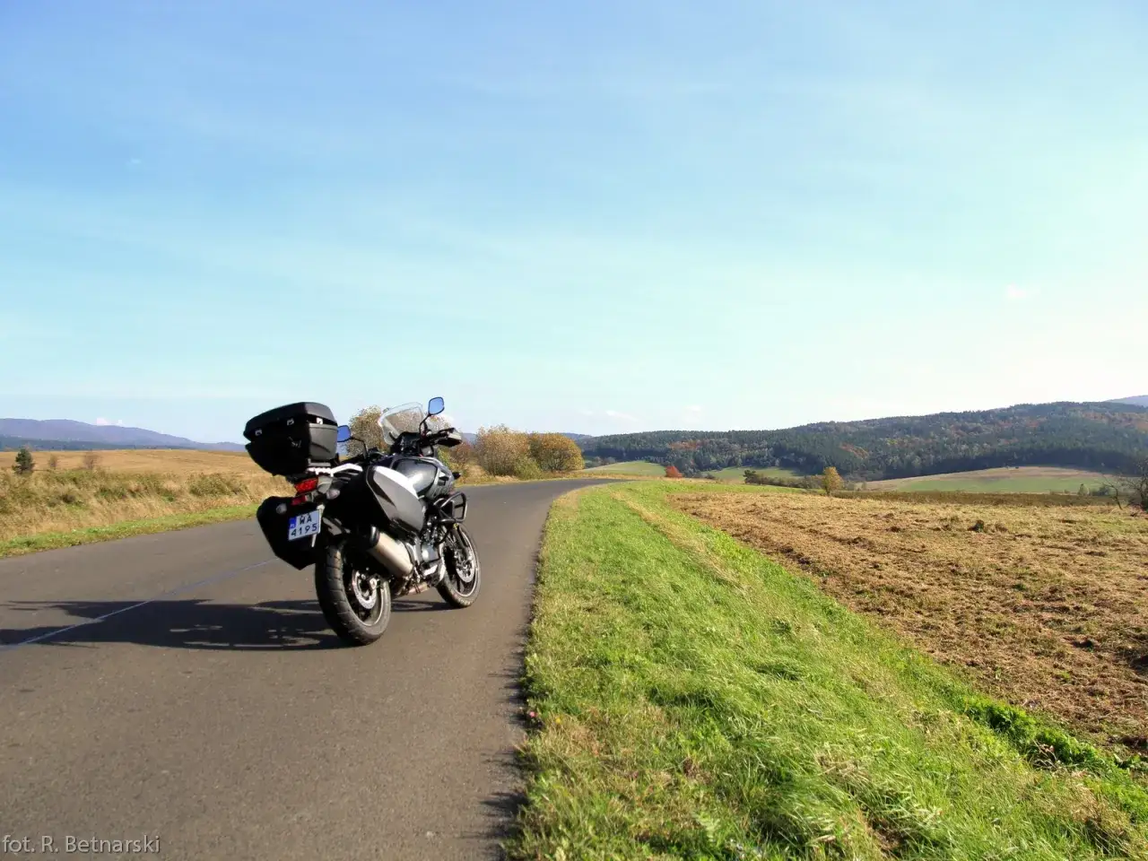 Motocykl czeka na dalszą podróż po malowniczej Wielkiej Pętli Bieszczadzkiej. Jesienne krajobrazy zapraszają do odkrywania.