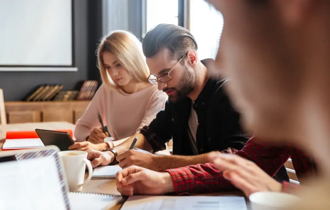 Młodzi ludzie uczą się, notują. Zastanawiają się, czy po zawodówce można iść do liceum, by zdobyć nowe kwalifikacje.