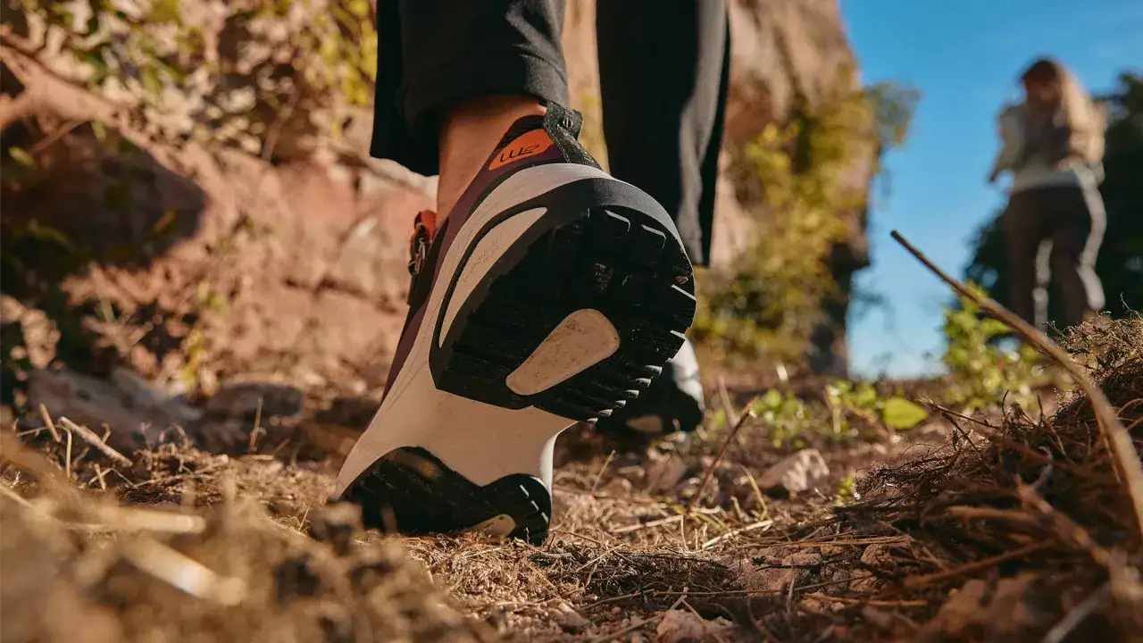 modne buty na haluksy, eleganckie buty na haluksy, sandały na haluksy, sneakersy na haluksy
