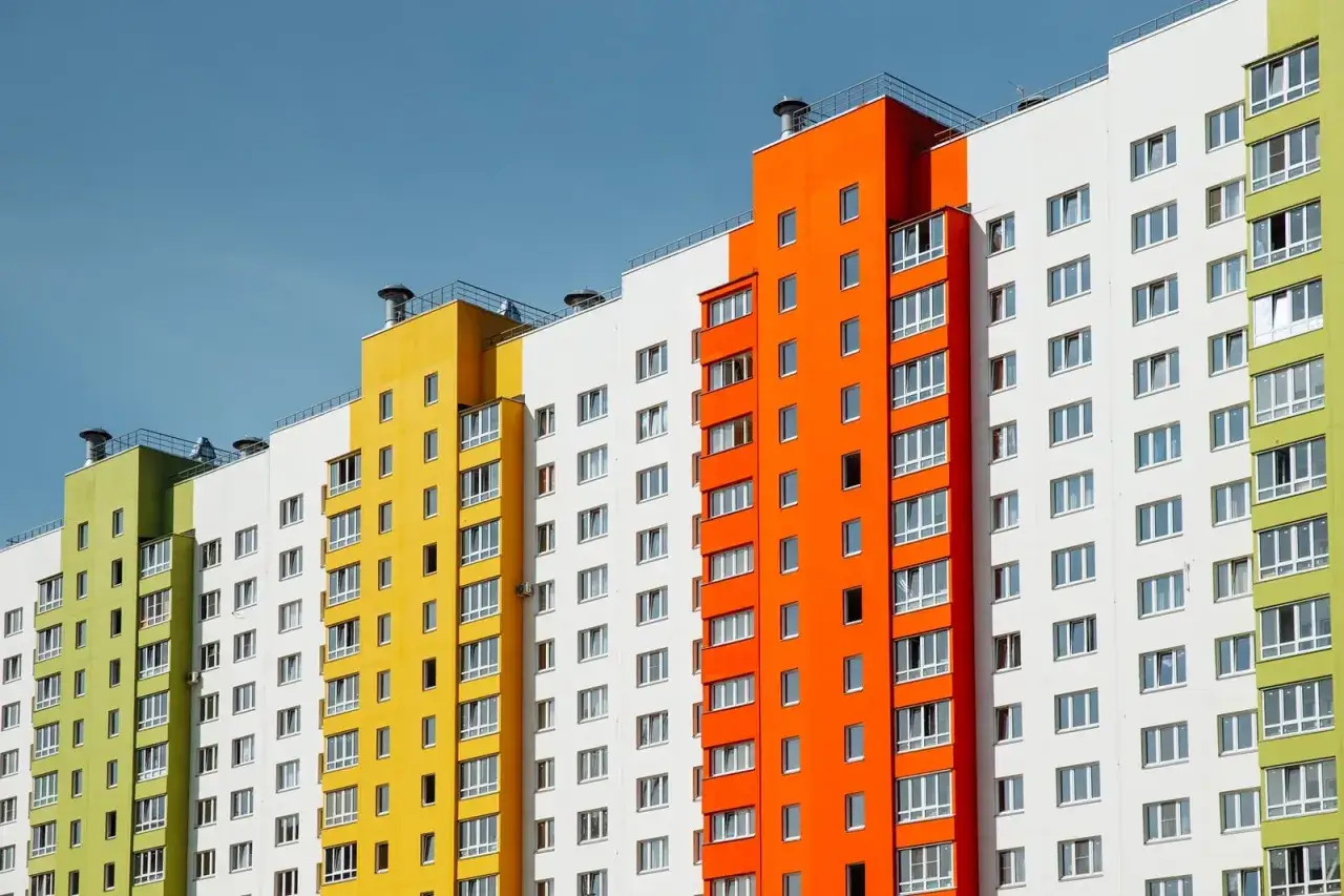 Kolorowe bloki mieszkalne. Jeśli masz problem ze spółdzielnią, dowiedz się, gdzie złożyć skargę na spółdzielnię mieszkaniową.