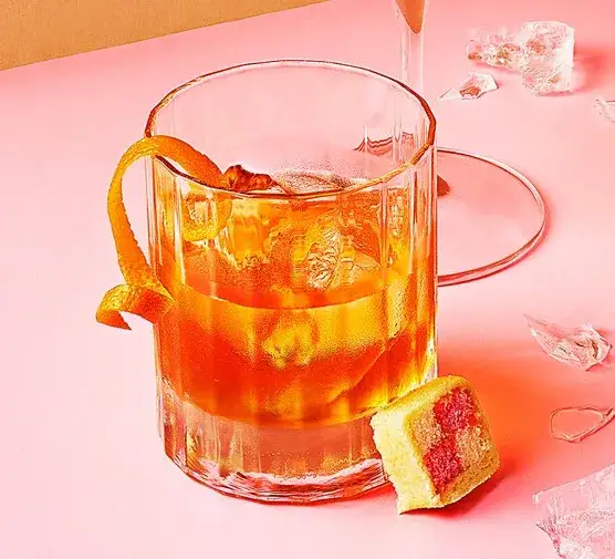 old fashioned z pomarańczą w szklance rocks