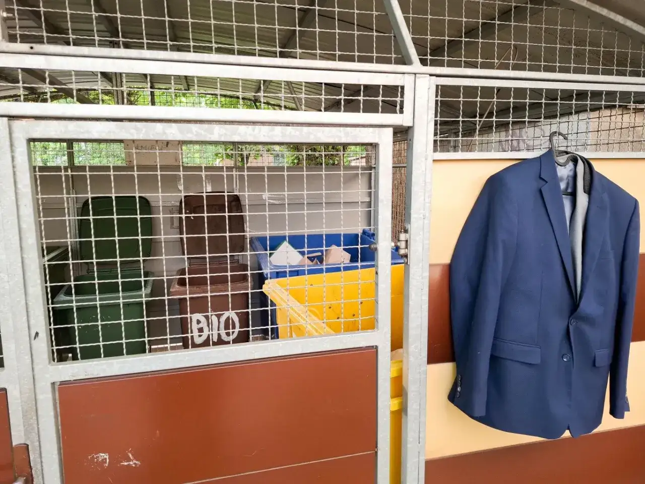 Kontenery na śmieci: zielony, brązowy z napisem 