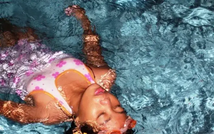 Zdjęcie Jak nauczyć się pływać na plecach: proste techniki dla początkujących