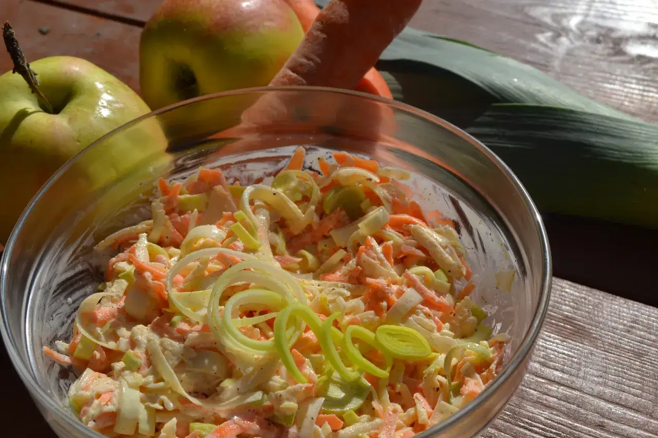 Pyszna surówka z pora, marchewki i jabłka. Idealna na lekki posiłek, oto jak zrobić surówkę z pora.