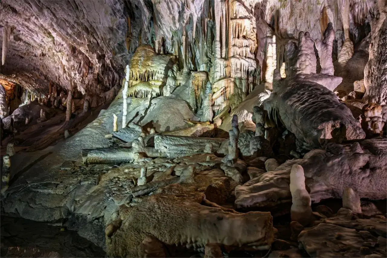 Wnętrze jaskini Postojna, pełne stalaktyt&oacute;w i stalagmit&oacute;w, tworzy niezwykły, podziemny krajobraz.