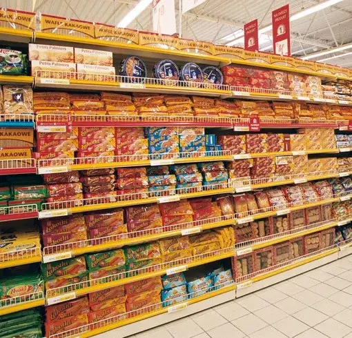 regał z ciastkami korzennymi w supermarkecie, półka z piernikami