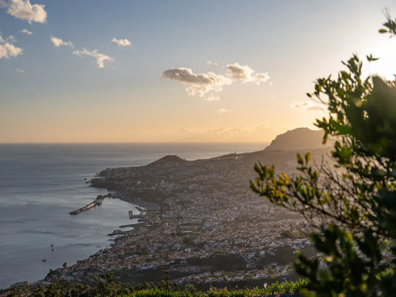Widok na Funchal z wzg&oacute;rza z panoramą miasta i oceanu
