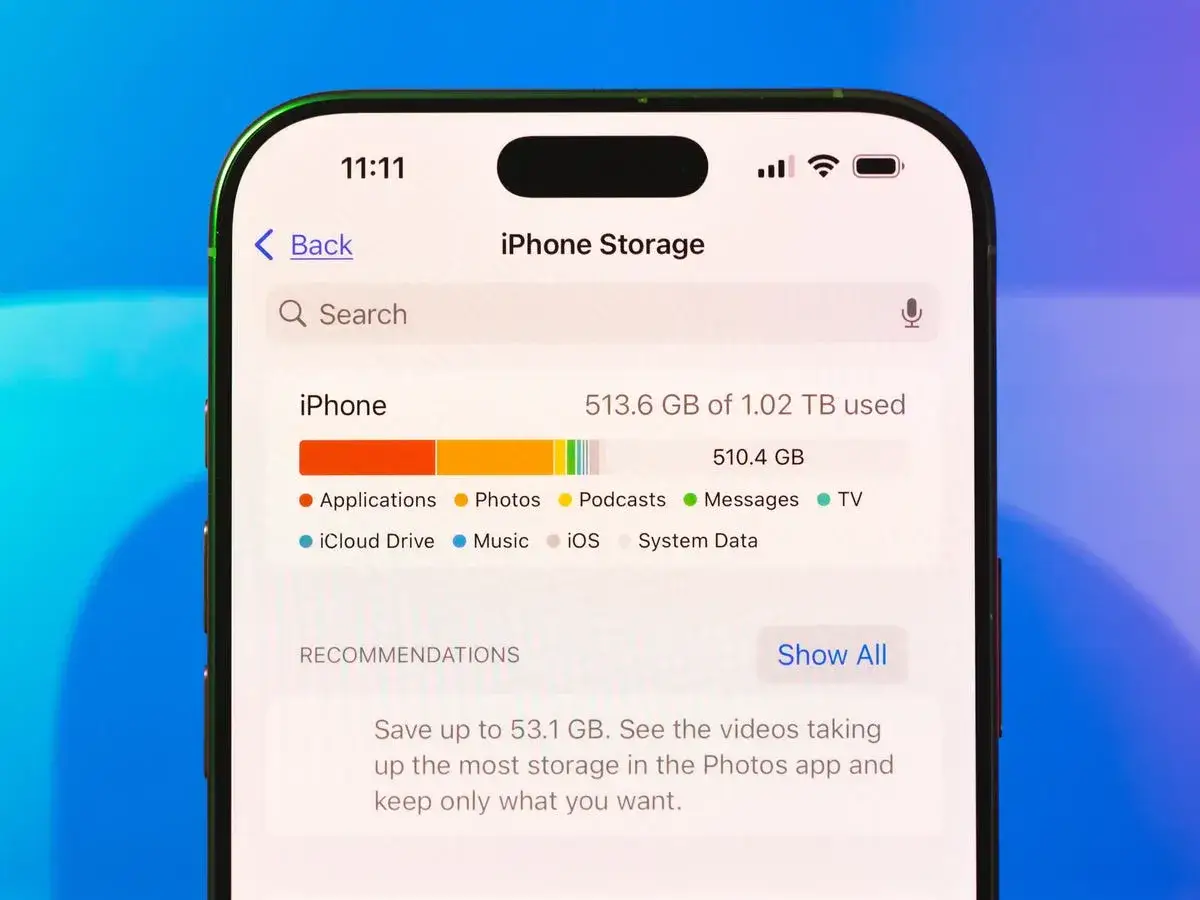 Jak wyczyścić pamięć w iPhone? Ekran pokazuje zarządzanie pamięcią iPhone, z listą aplikacji i rekomendacjami zwolnienia miejsca.