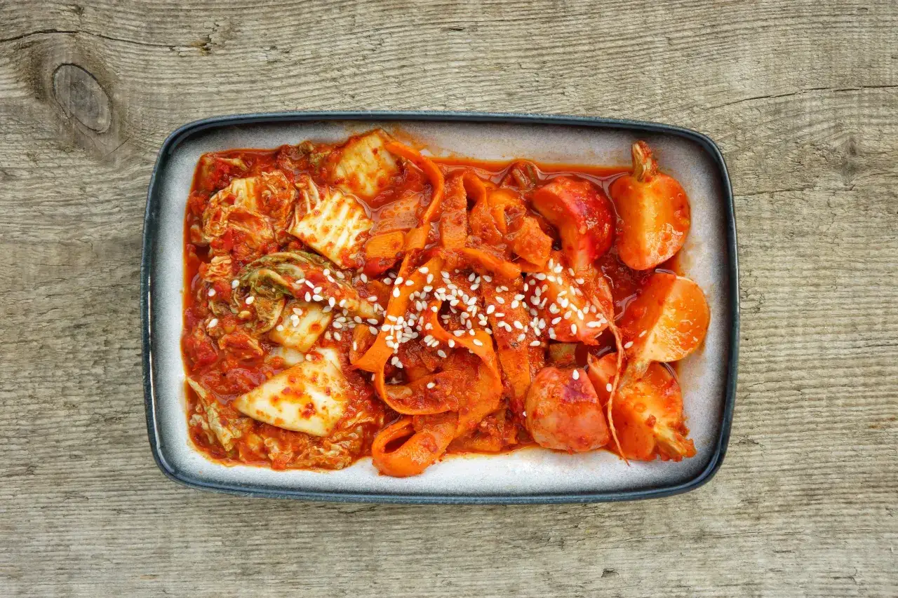 Gotowe kimchi jako dodatek do dania