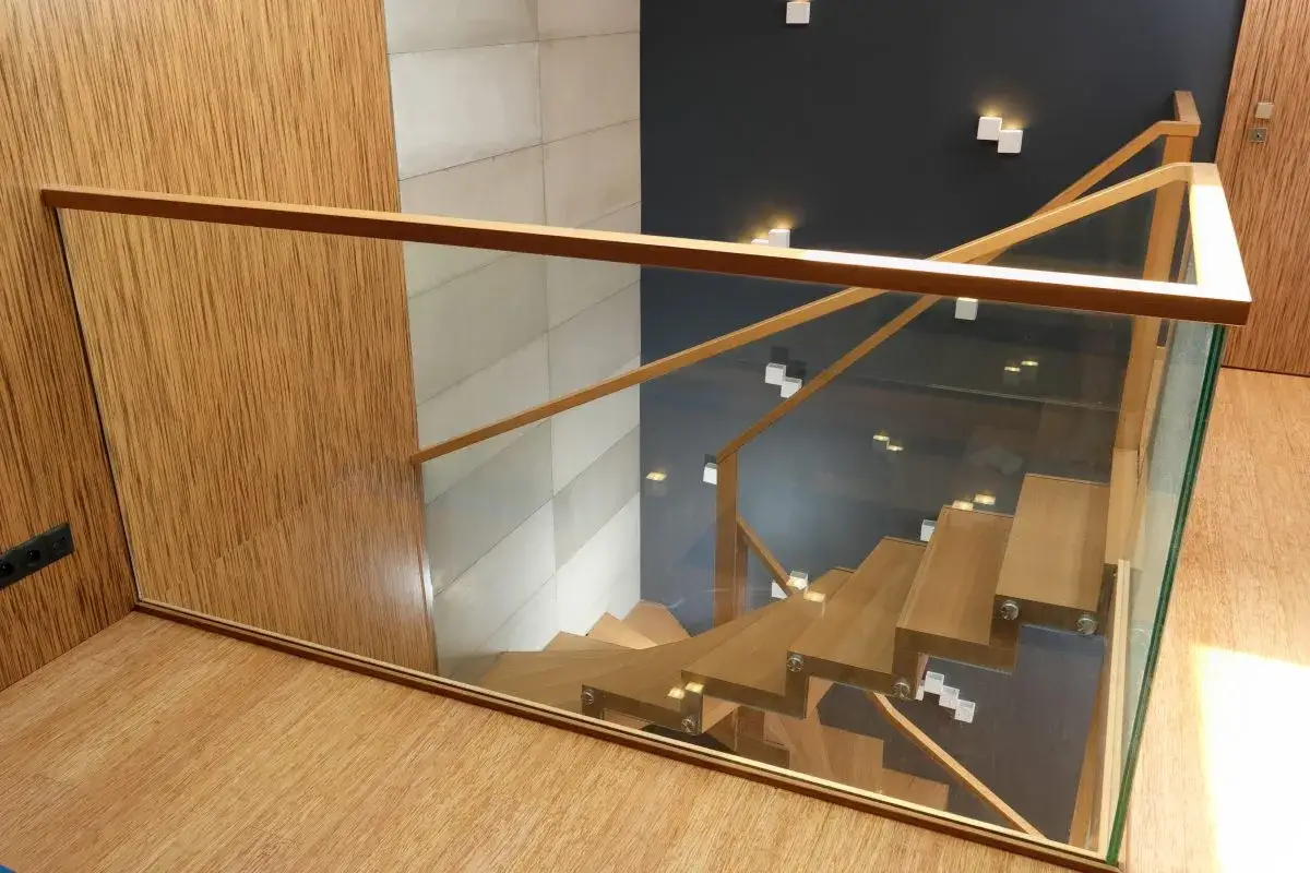 Balustrady szklane do schodów dywanowych