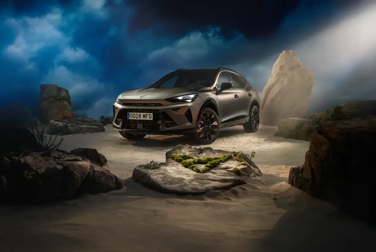 Nowoczesny SUV Cupra, marka znana z osiąg&oacute;w, na tle dramatycznego nieba i skalistego krajobrazu.