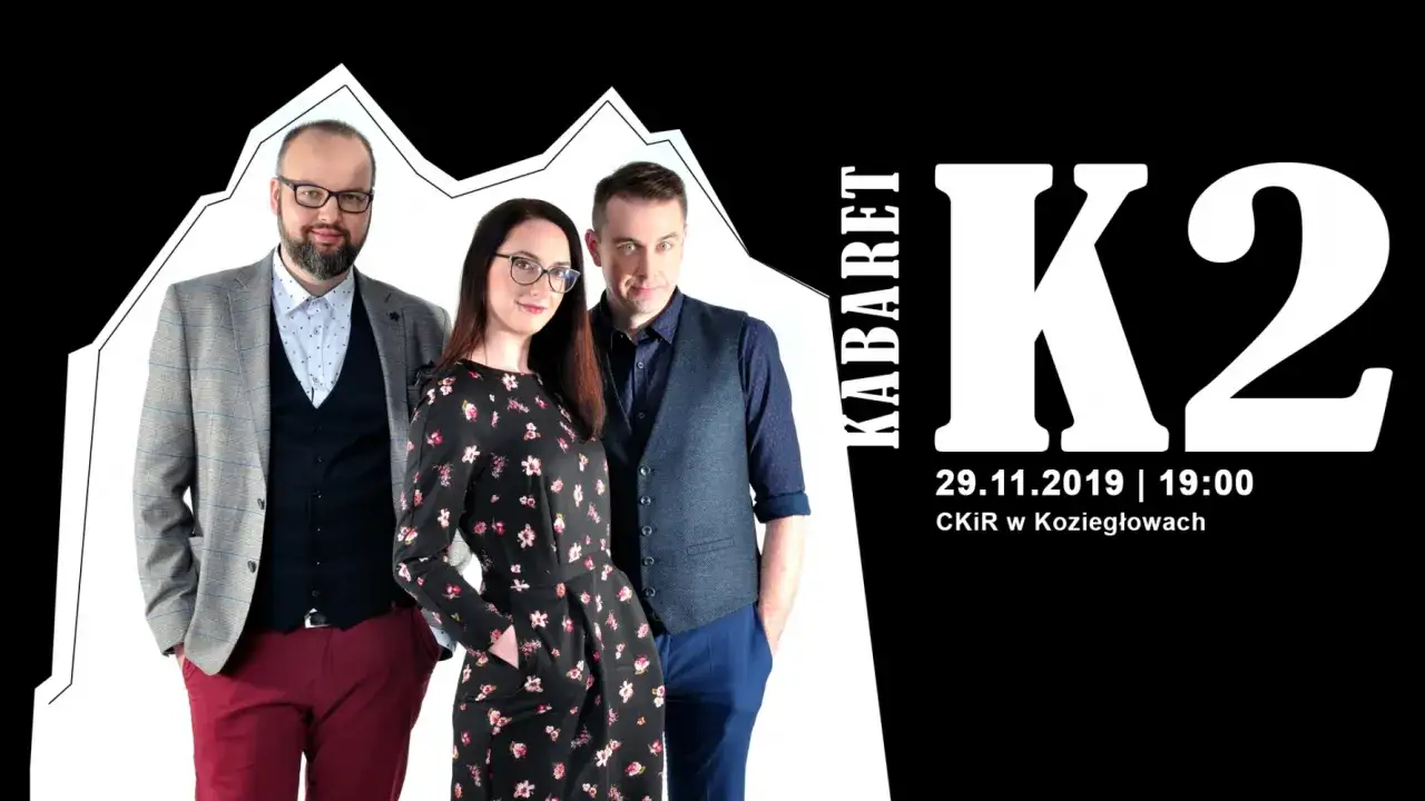 Kabaret K2 skład: trzech artyst&oacute;w w eleganckich strojach, zapowiadających występ 29.11.2019 o 19:00 w CKiR w Koziegłowach.