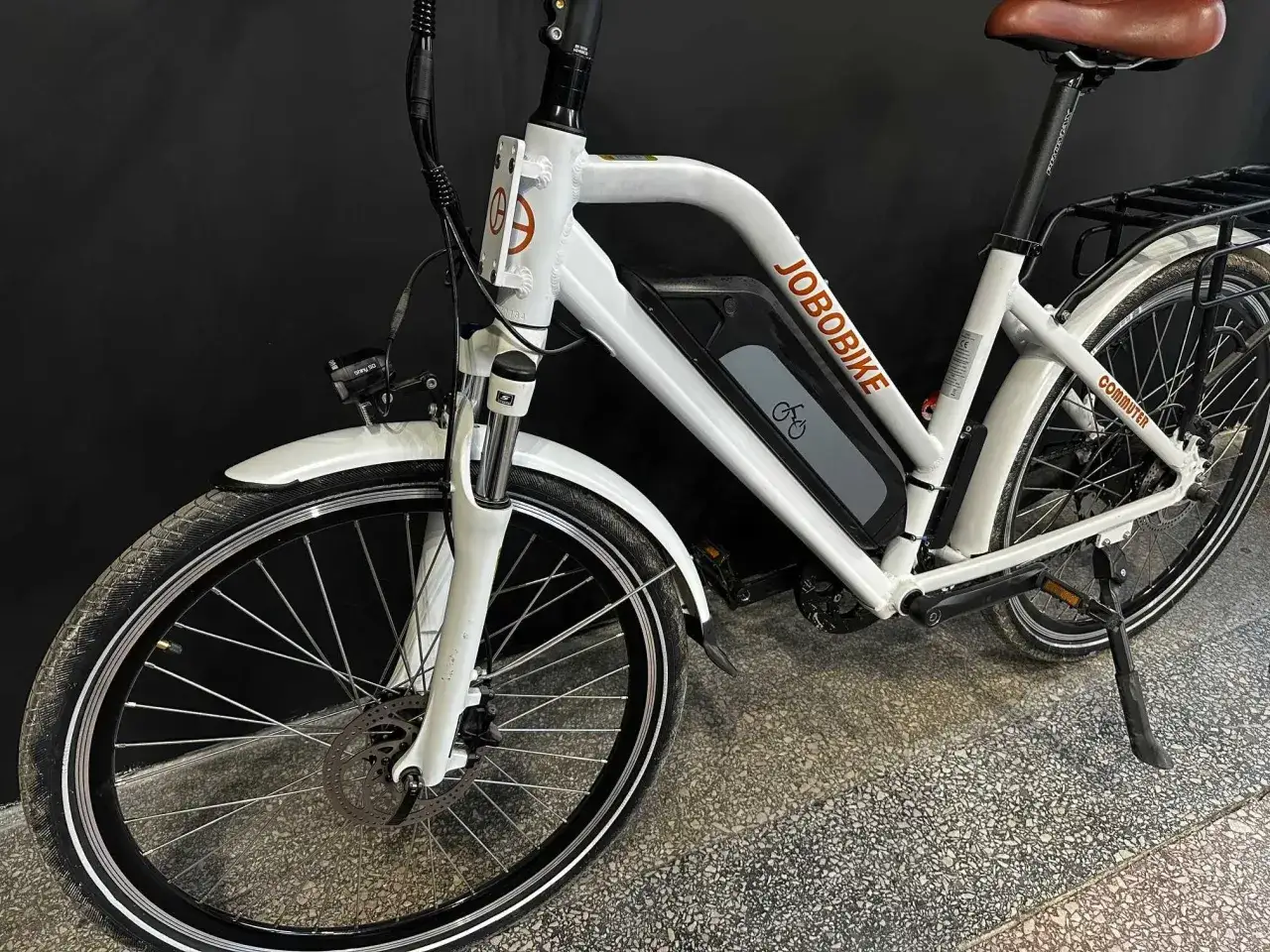 Biały rower elektryczny marki JOBObike, model Commuter, z baterią w ramie.
