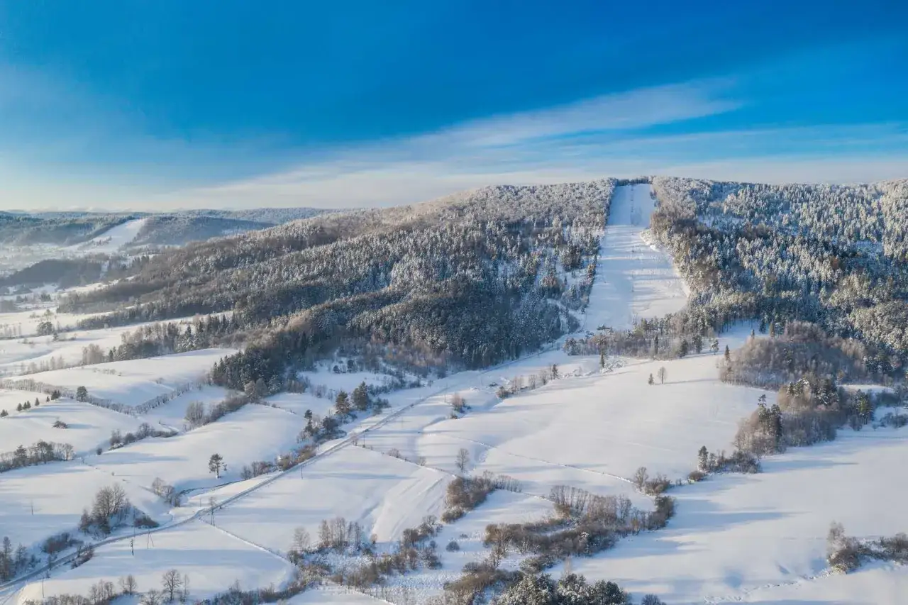 Stok narciarski Laworta Ski w Ustrzykach Dolnych zimą