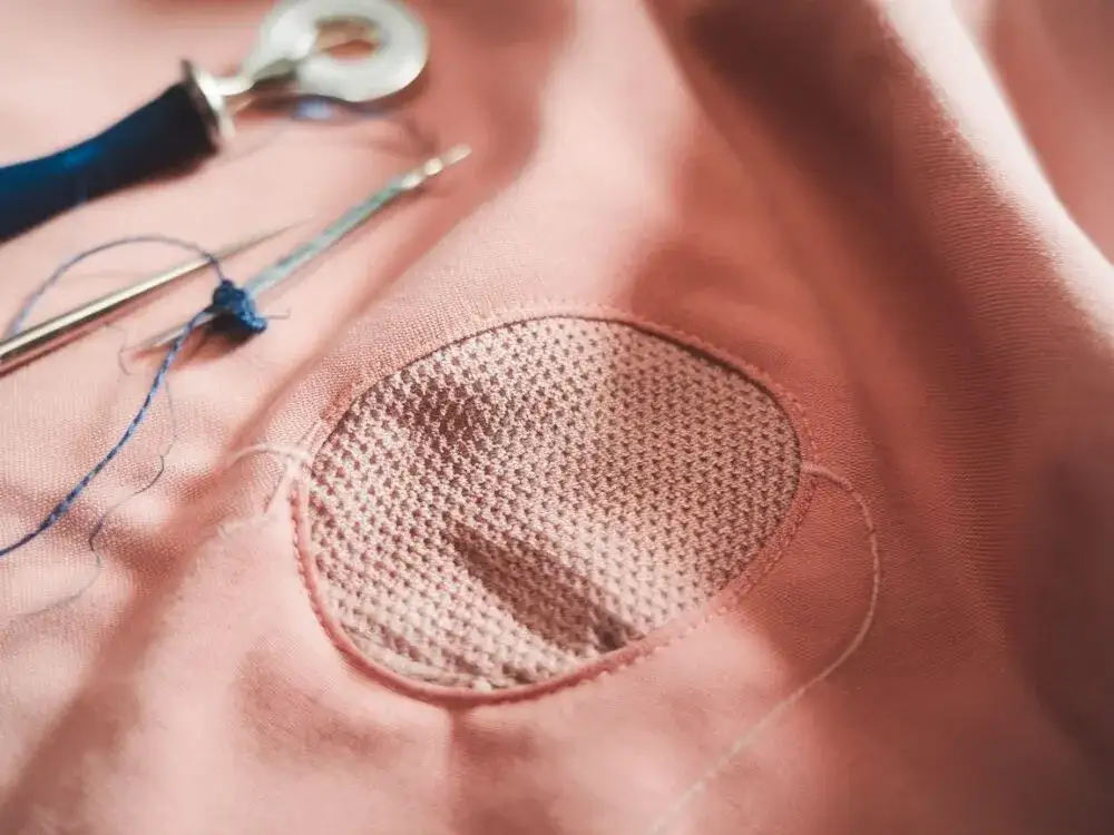 Zdjęcie Jak zamaskować dziurę w bluzce - skuteczne sposoby na naprawę i stylizację