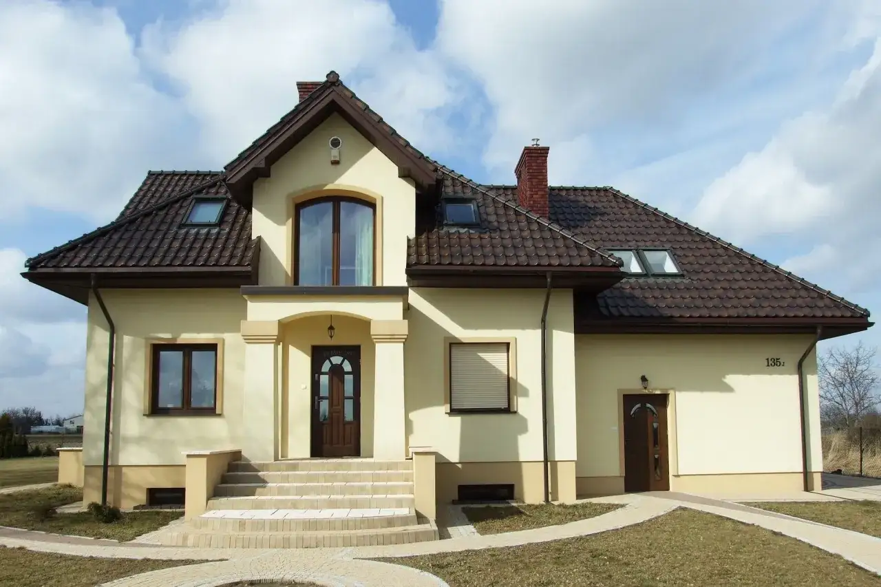 Zdjęcie Jaka elewacja do brązowego dachu? 10 najlepszych propozycji