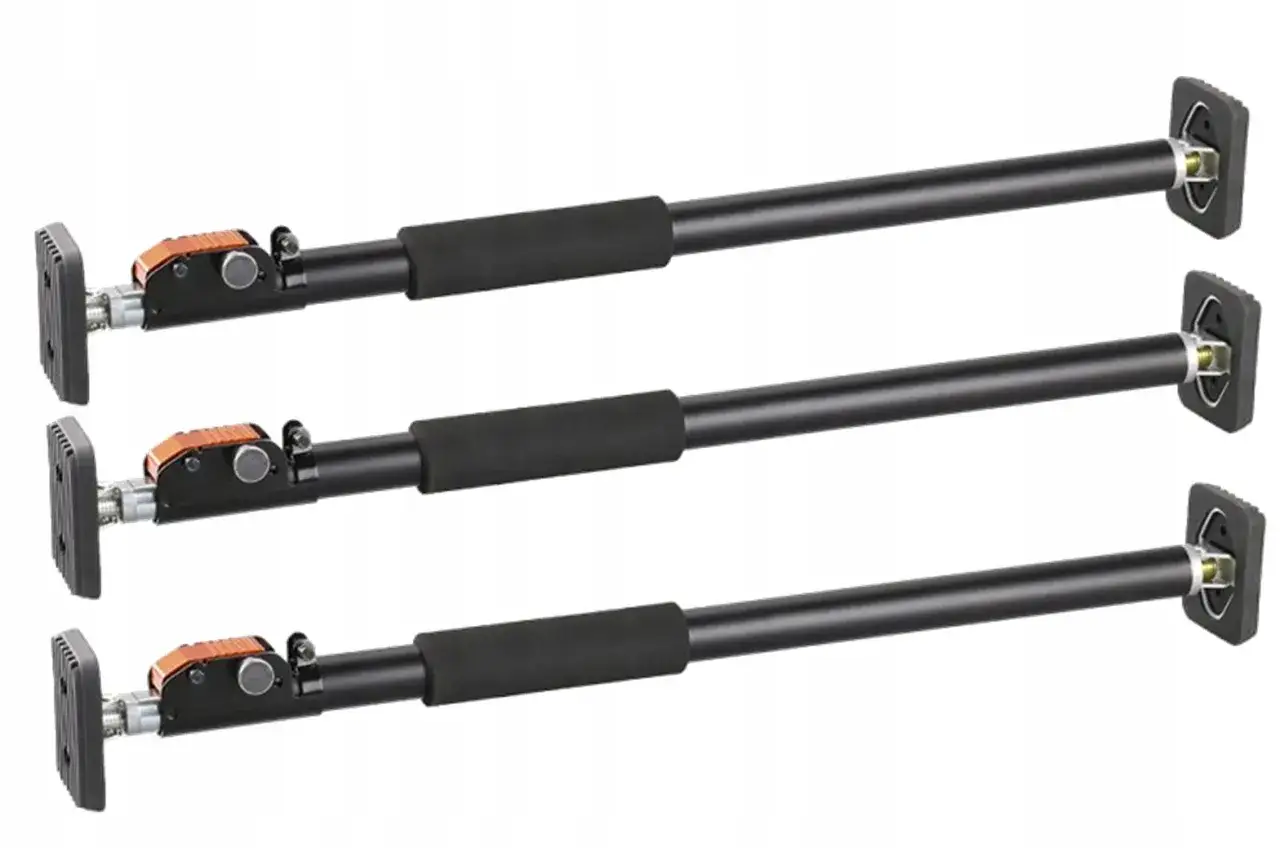 montaż ościeżnicy drzwiowej z rozp&oacute;rkami