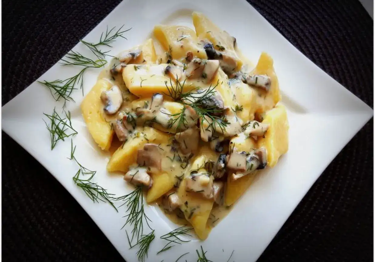 Kopytka w kremowym sosie pieczarkowym z koperkiem. Idealne danie, gdy zastanawiasz się, jak zrobić sos pieczarkowy.