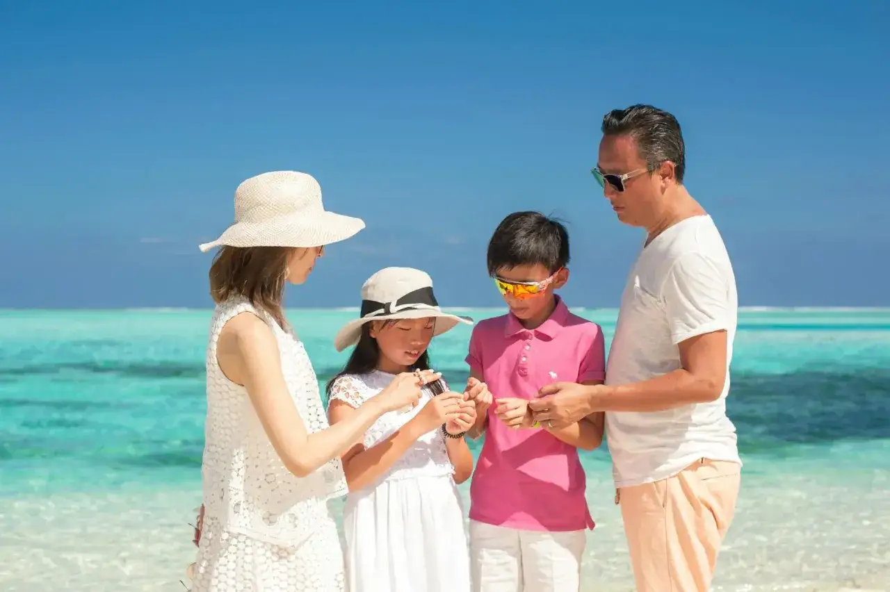 Rodzina bawi się w parku rozrywki nad morzem