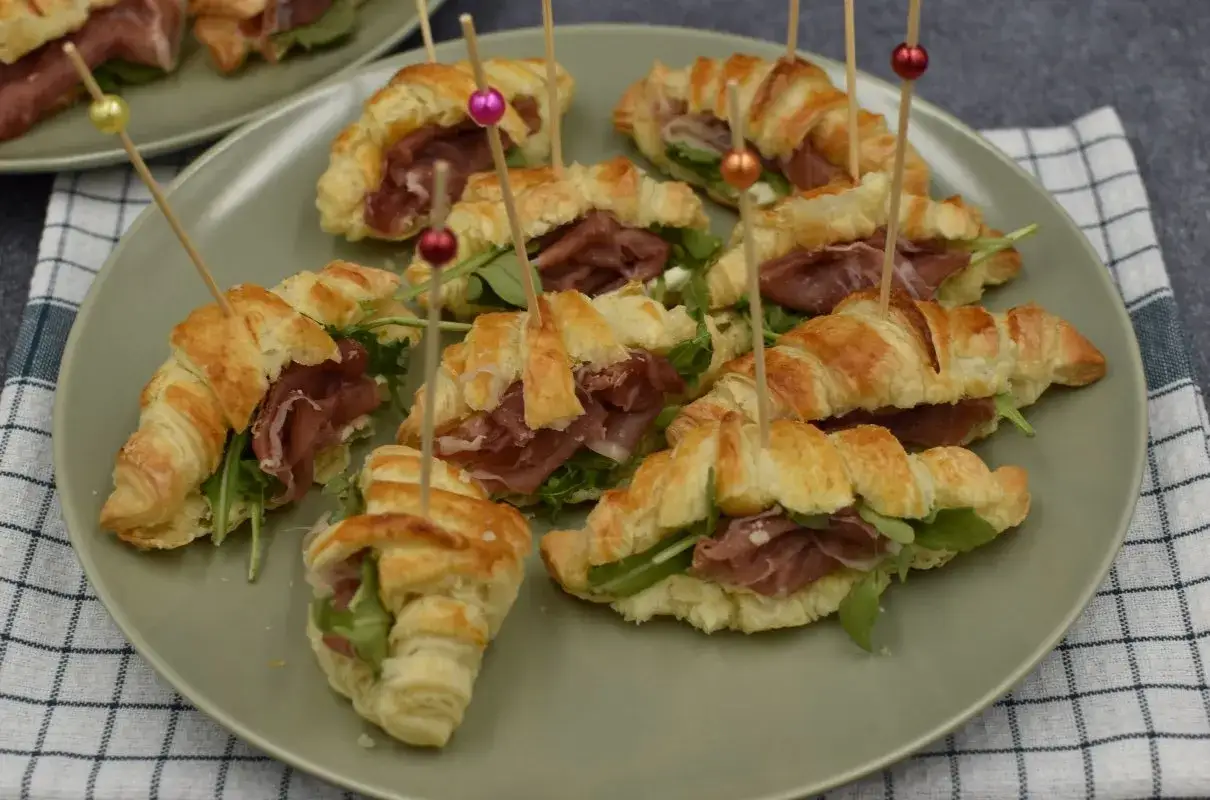 upieczone rogaliki z ciasta francuskiego